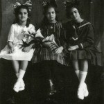 1919, con su hermana Cristina y su amiga Isabel Campos